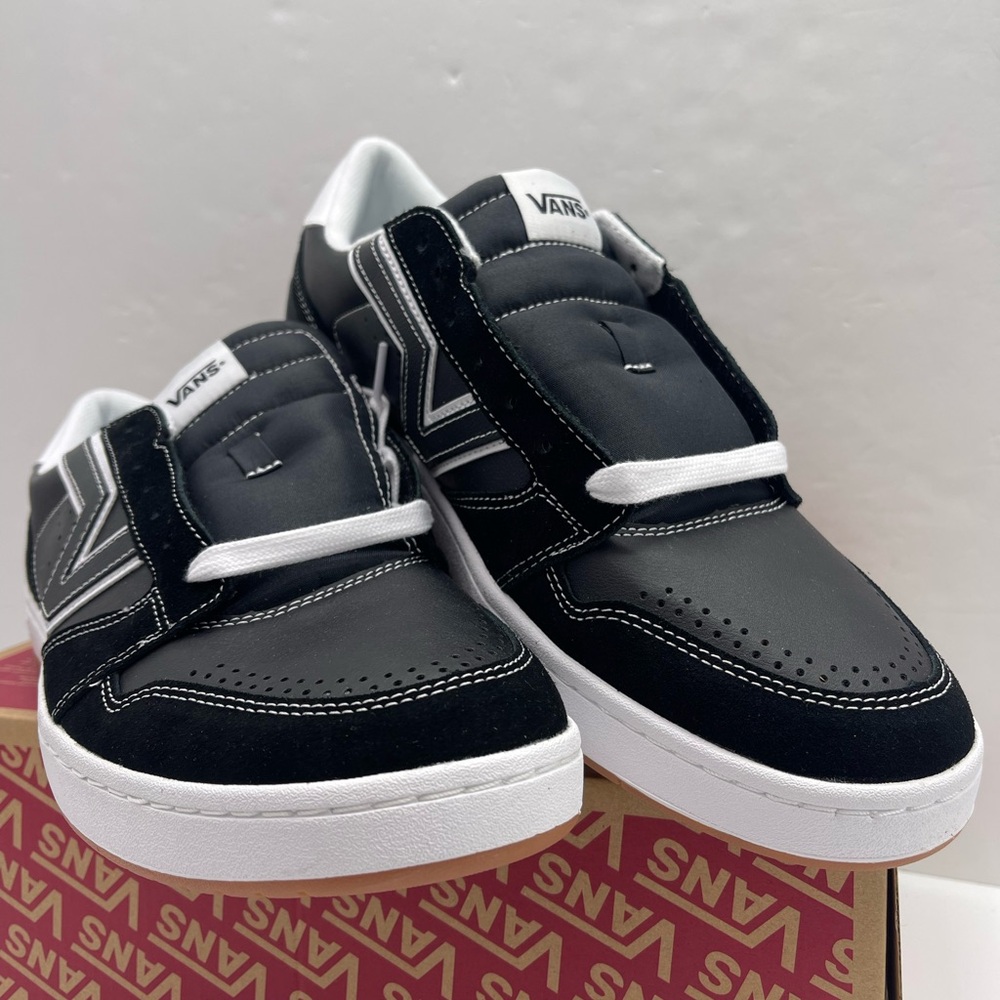 Vans • Men's Black and White Lowland 2.0
Black/White
VN000D6RBZW Sneakers Skate - Picture 3 of 16